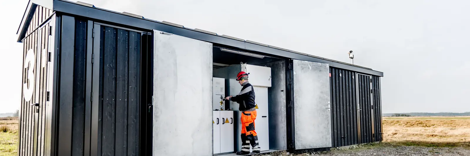 Installatør ude ved vindmøller