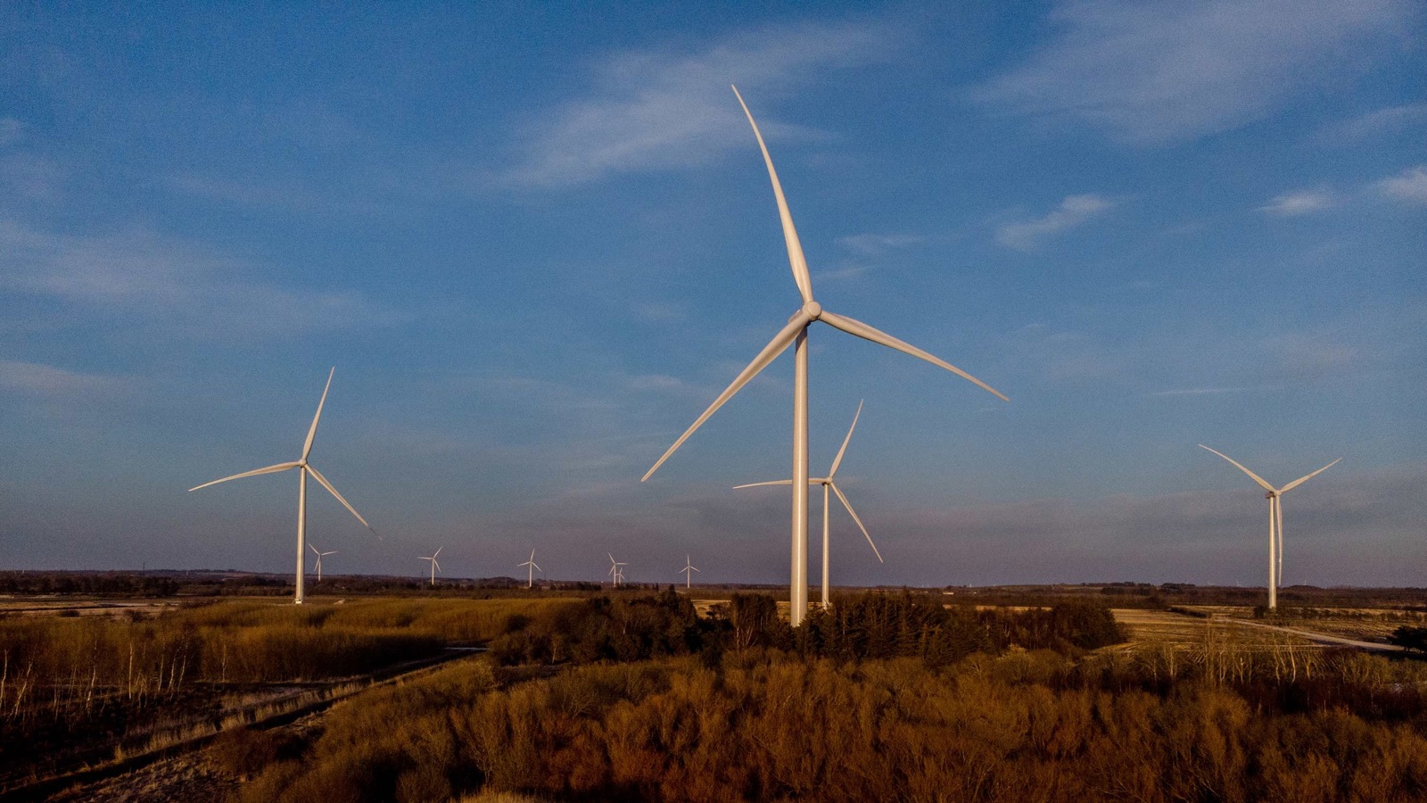 Landskab med marker og vindmøller